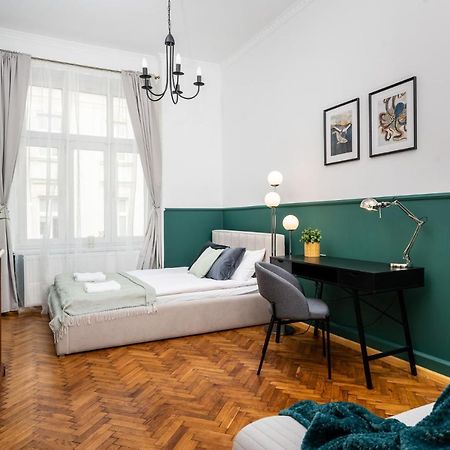 Classy Old Town Apartment - By Upstairs คราคูฟ ภายนอก รูปภาพ