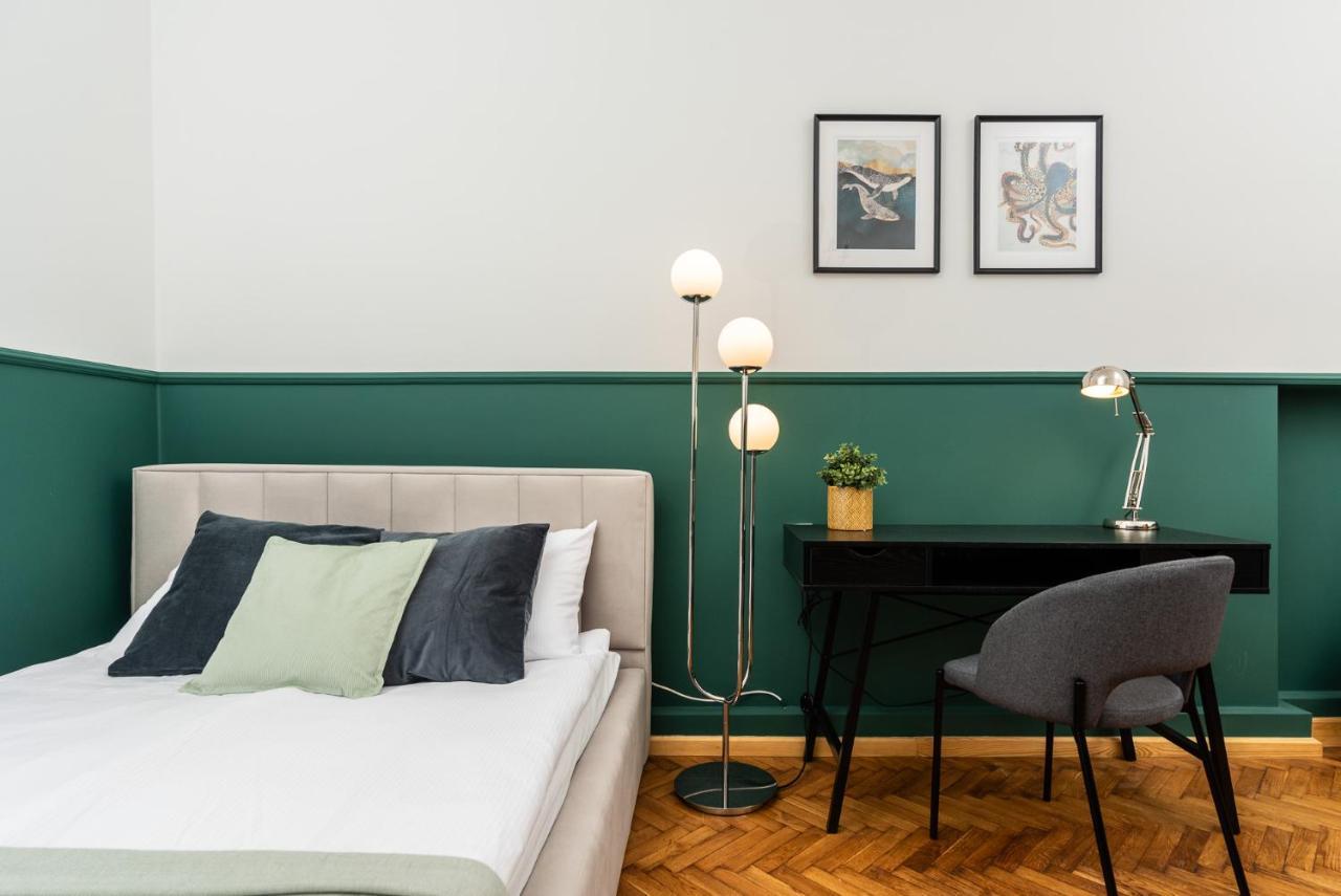 Classy Old Town Apartment - By Upstairs คราคูฟ ภายนอก รูปภาพ