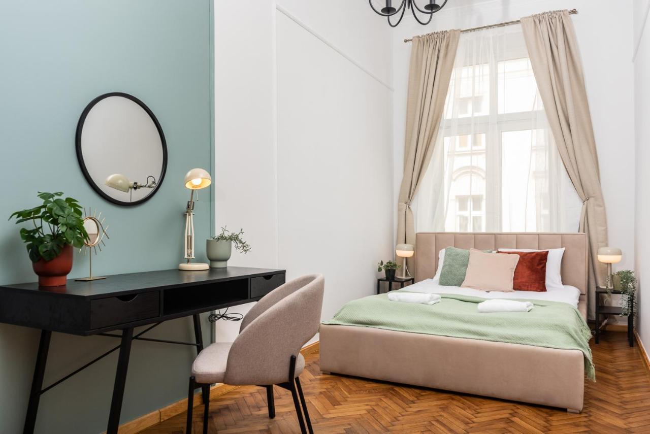 Classy Old Town Apartment - By Upstairs คราคูฟ ภายนอก รูปภาพ