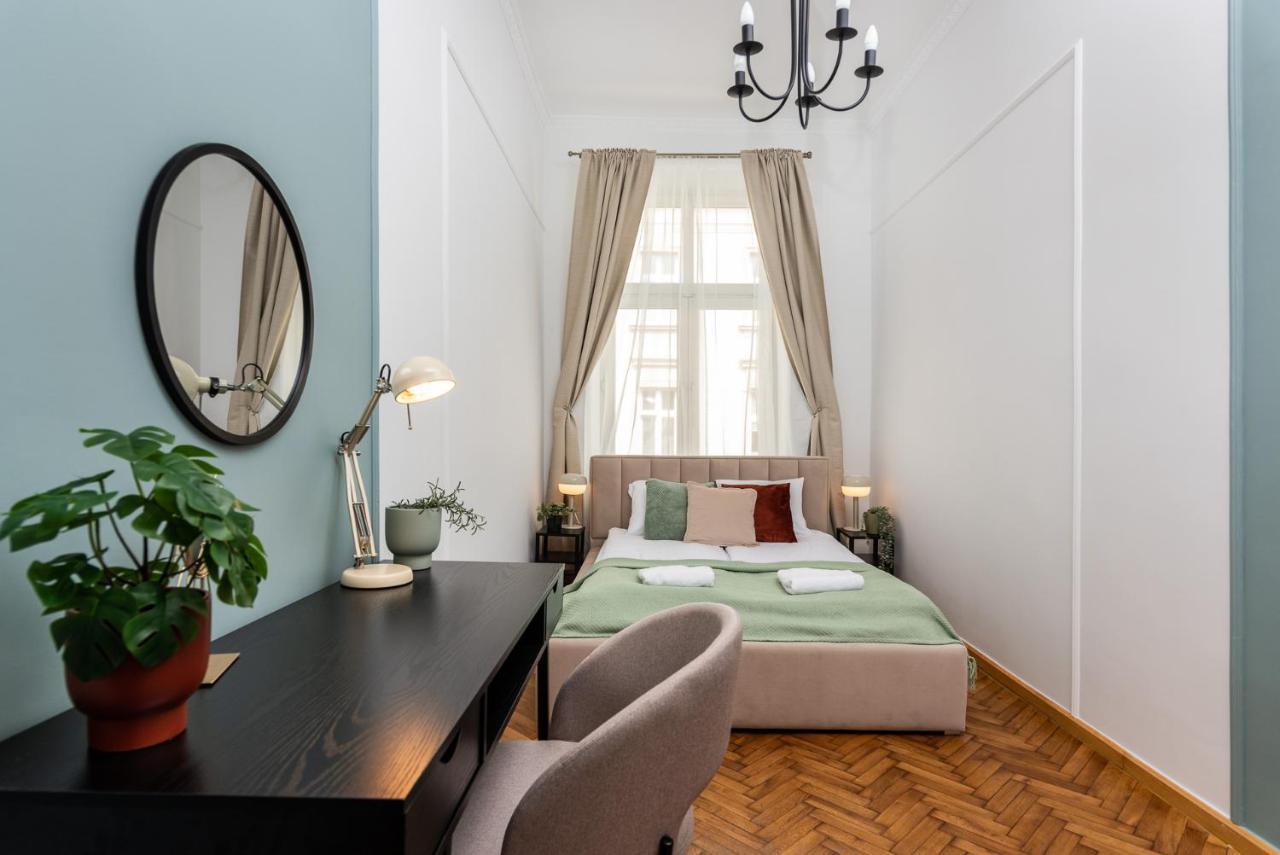 Classy Old Town Apartment - By Upstairs คราคูฟ ภายนอก รูปภาพ