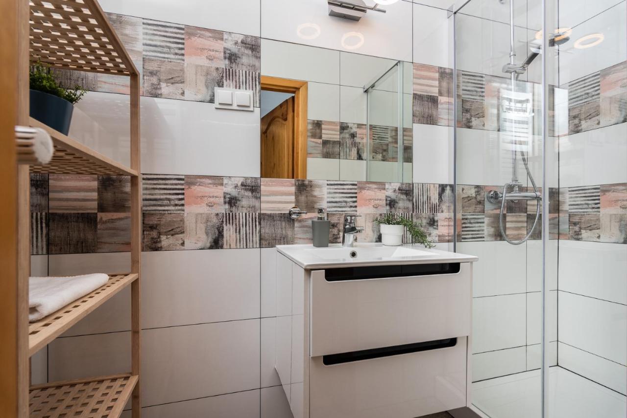 Classy Old Town Apartment - By Upstairs คราคูฟ ภายนอก รูปภาพ